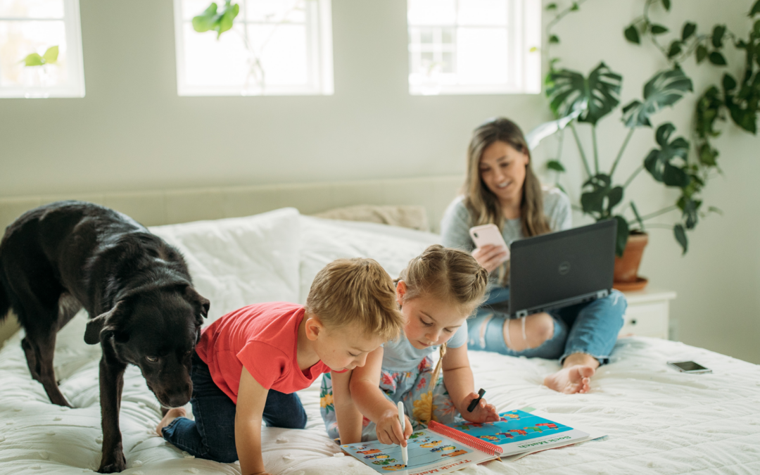 Trouver le bon équilibre : Travailler de chez soi avec des enfants